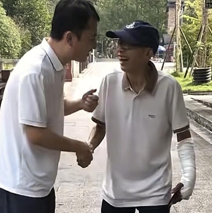 2位粉丝旅游时偶遇朱跃军博士
他精神状态很好 朱跃军博士回应网友关心的2个问题