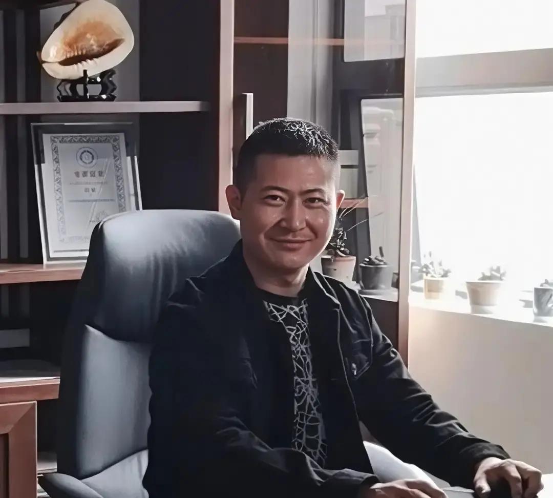 学会远离消耗你的人，才是一个人真正变强的开始。

很多时候，拉开人与人之间差距的