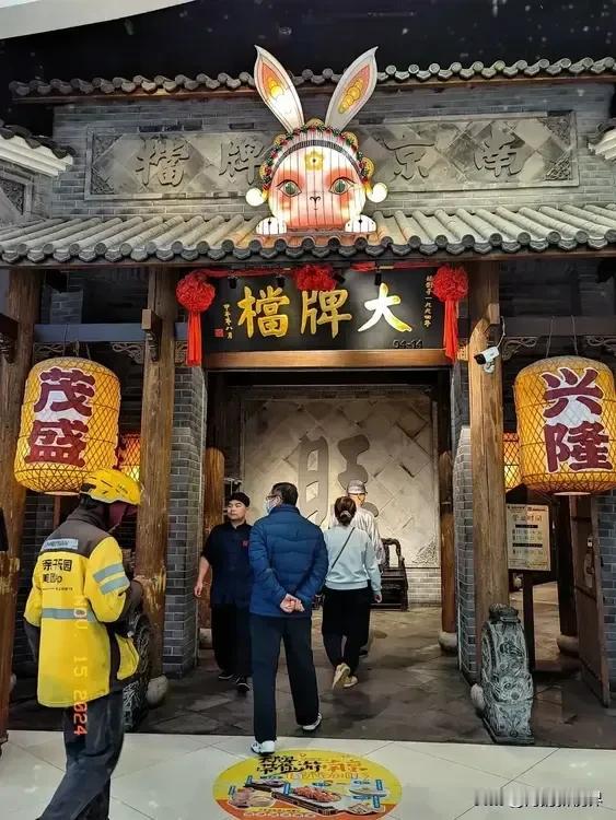 儿子问我：“妈，双十一商家搞活动，您抢购了啥？这几天咋没看到你的快递？”
“我抢