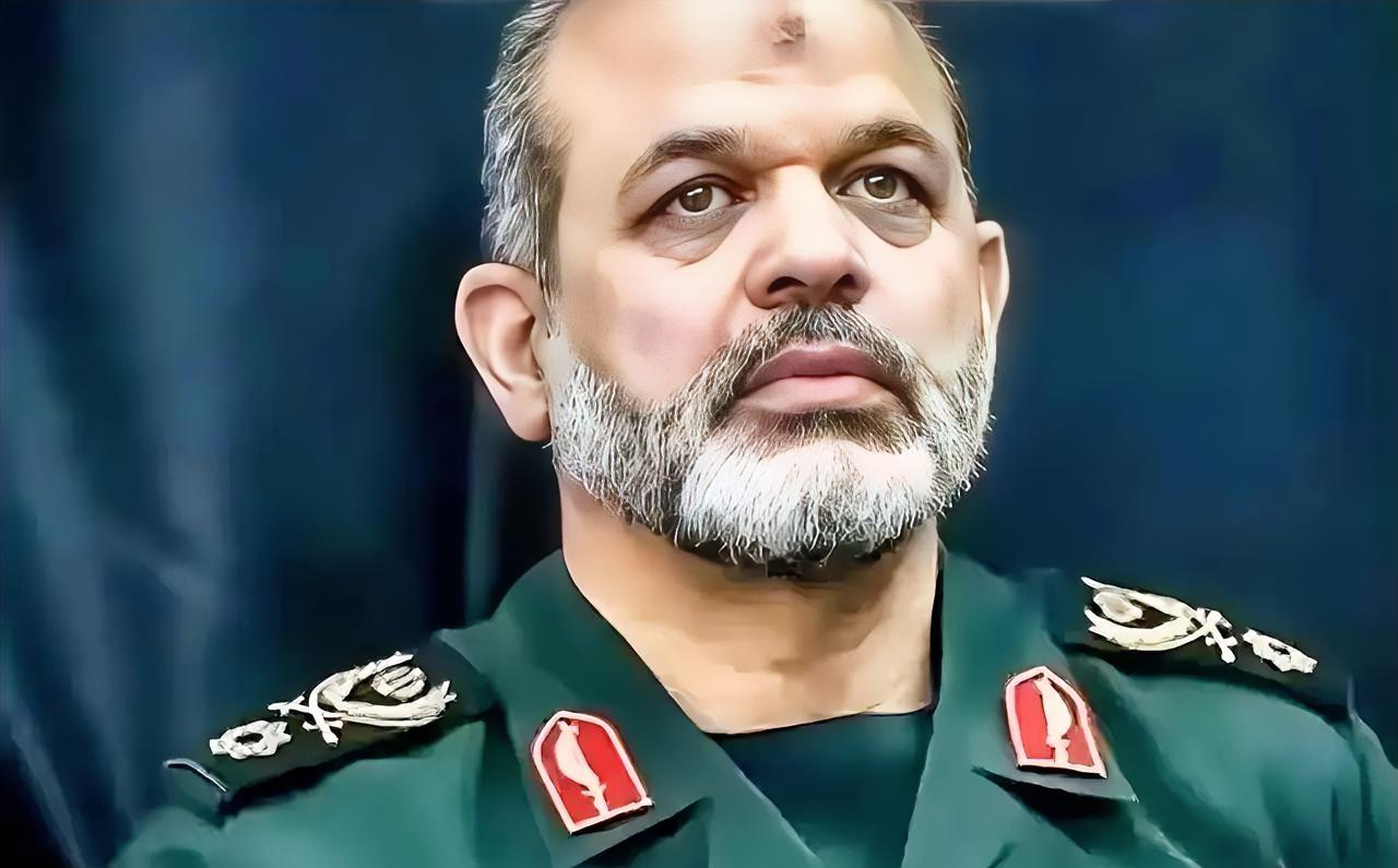 伊朗革命卫队最新消息，
他们在“真实承诺4”行动中，
用高超音速导弹配合无人机蜂