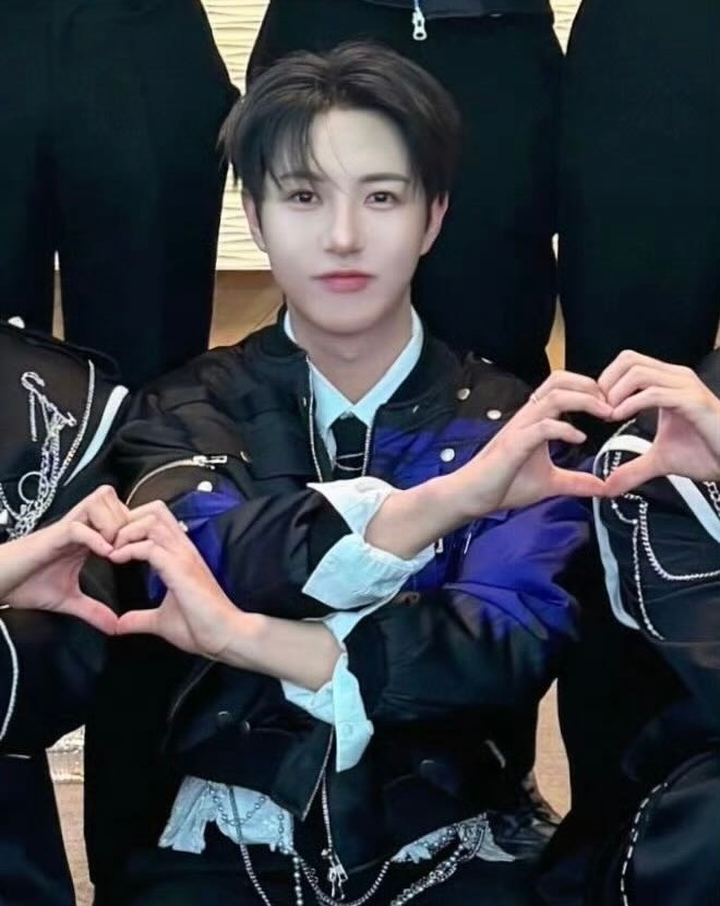 黄仁俊[超话]  hrj  黄仁俊  冬至快乐