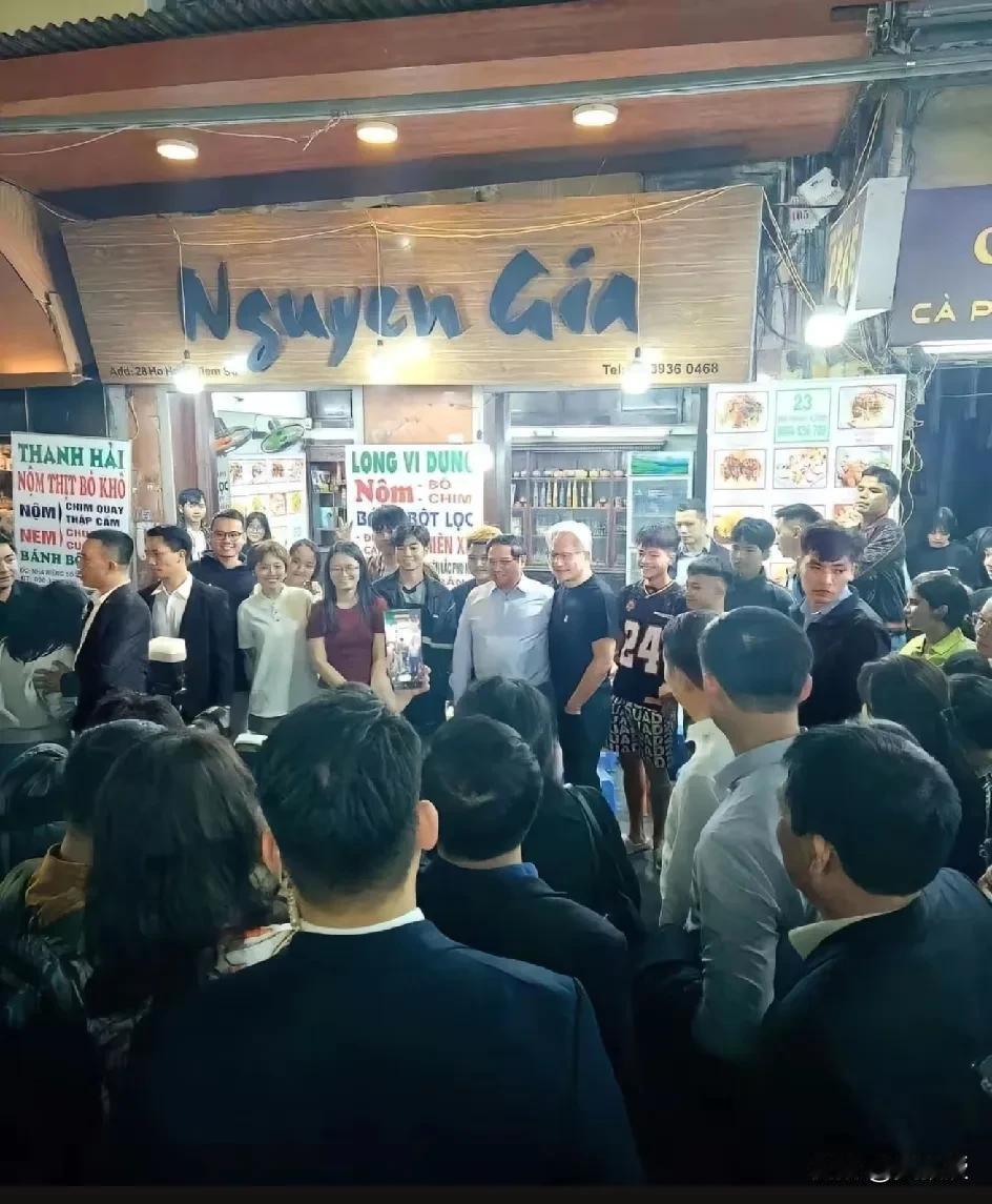 越南🇻🇳总理请英伟达黄仁勋
在河内吃路边摊
有说有笑
黄仁勋答应在越南设厂