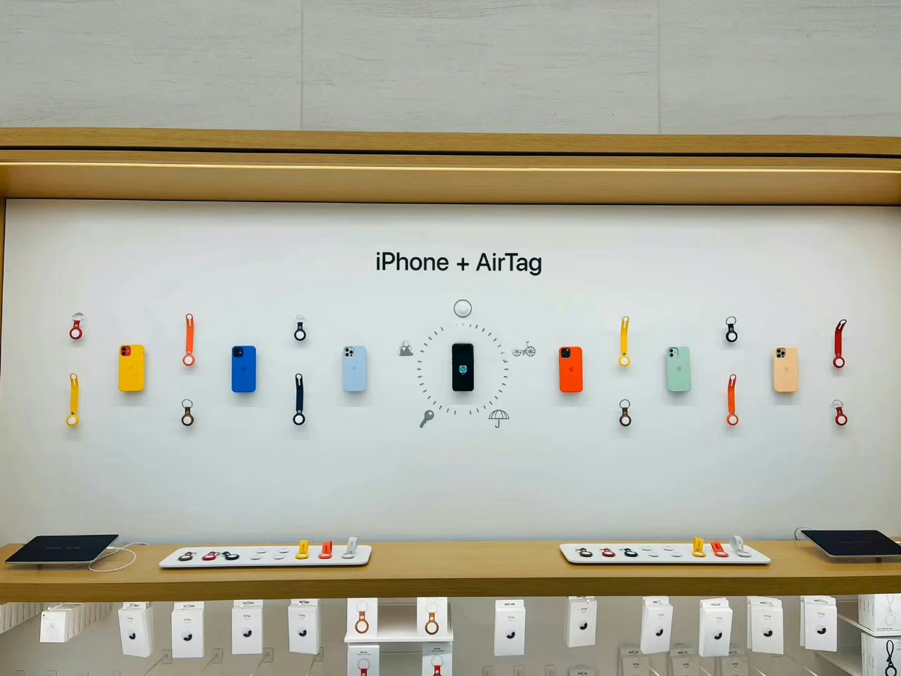 苹果的陈列看起来真的很舒服！商品的摆放，布光，颜色的搭配，创意性，都是顶级，值得