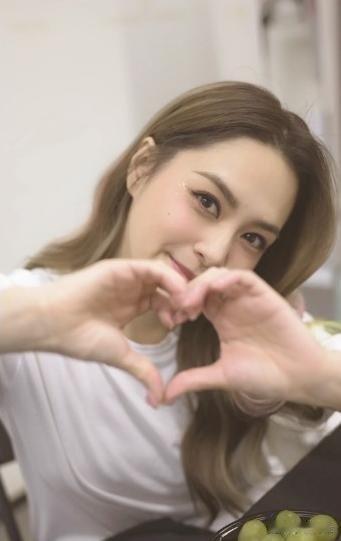 43岁阿娇钟欣潼零死角生图曝光，网友激赞：这张脸穿什么都不重要！
现年43岁的阿