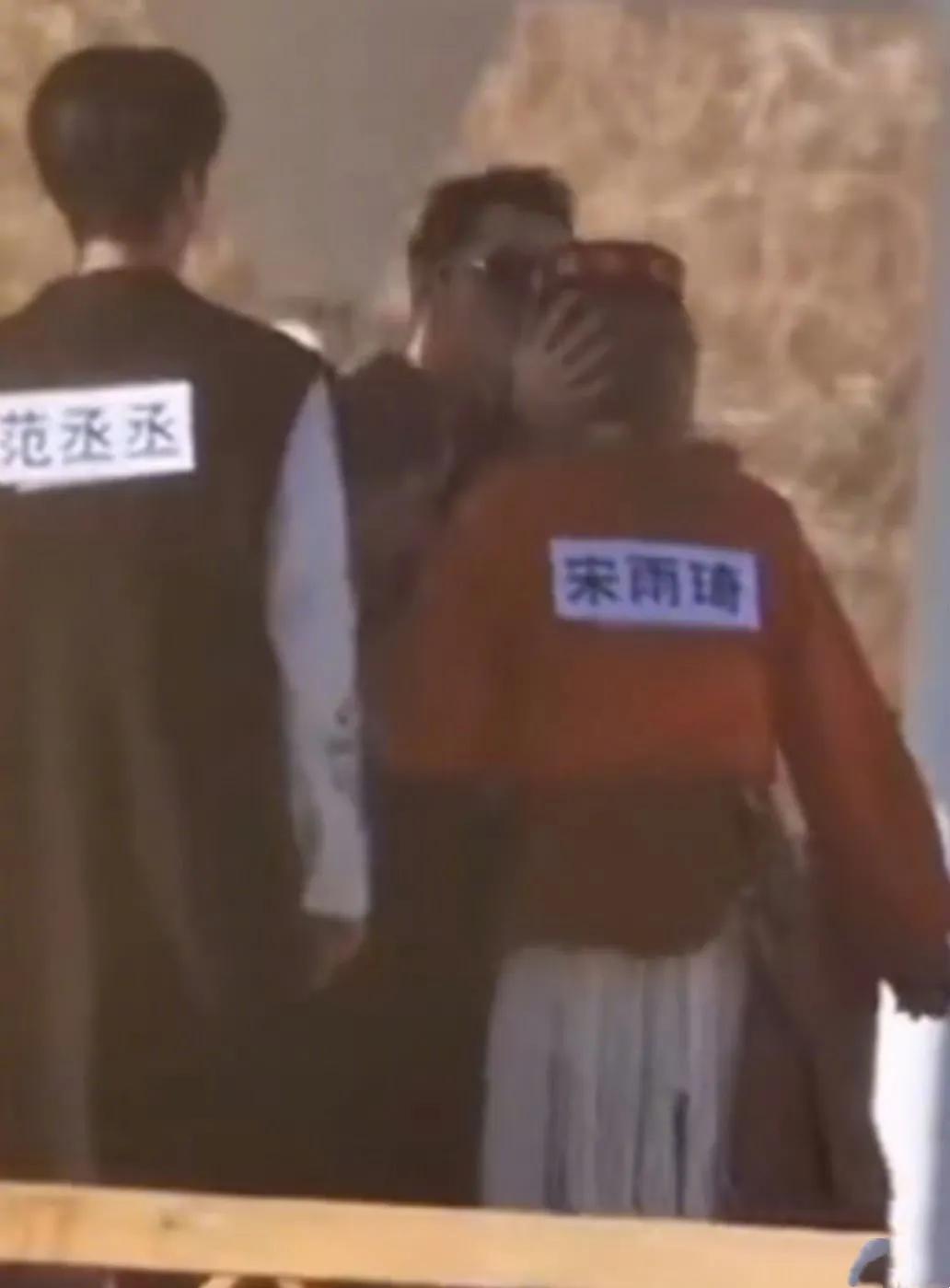 沙溢亲宋雨琦额头，