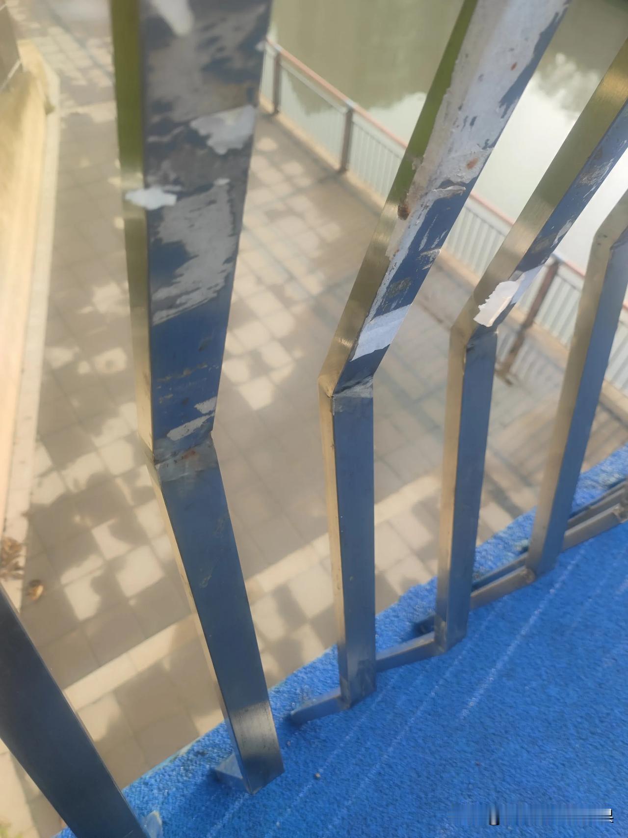 有时候真的是不懂设计师的审美

早上在油坊桥坐地铁，经过一座新修的桥，第一眼，这