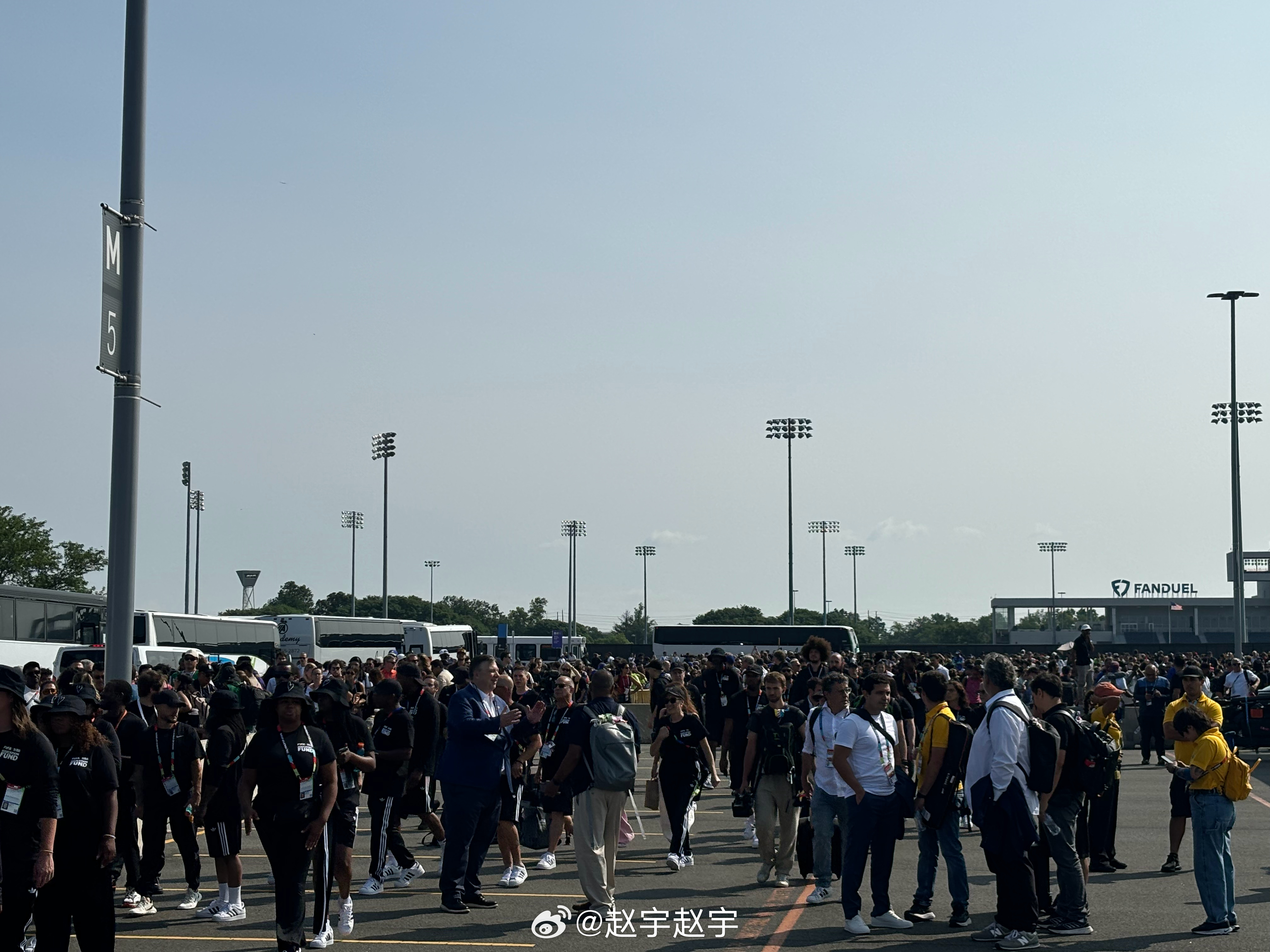 距离决赛开始还有五个半小时，球场外聚集的人。。。这还不是球迷，而是有证件的工作人