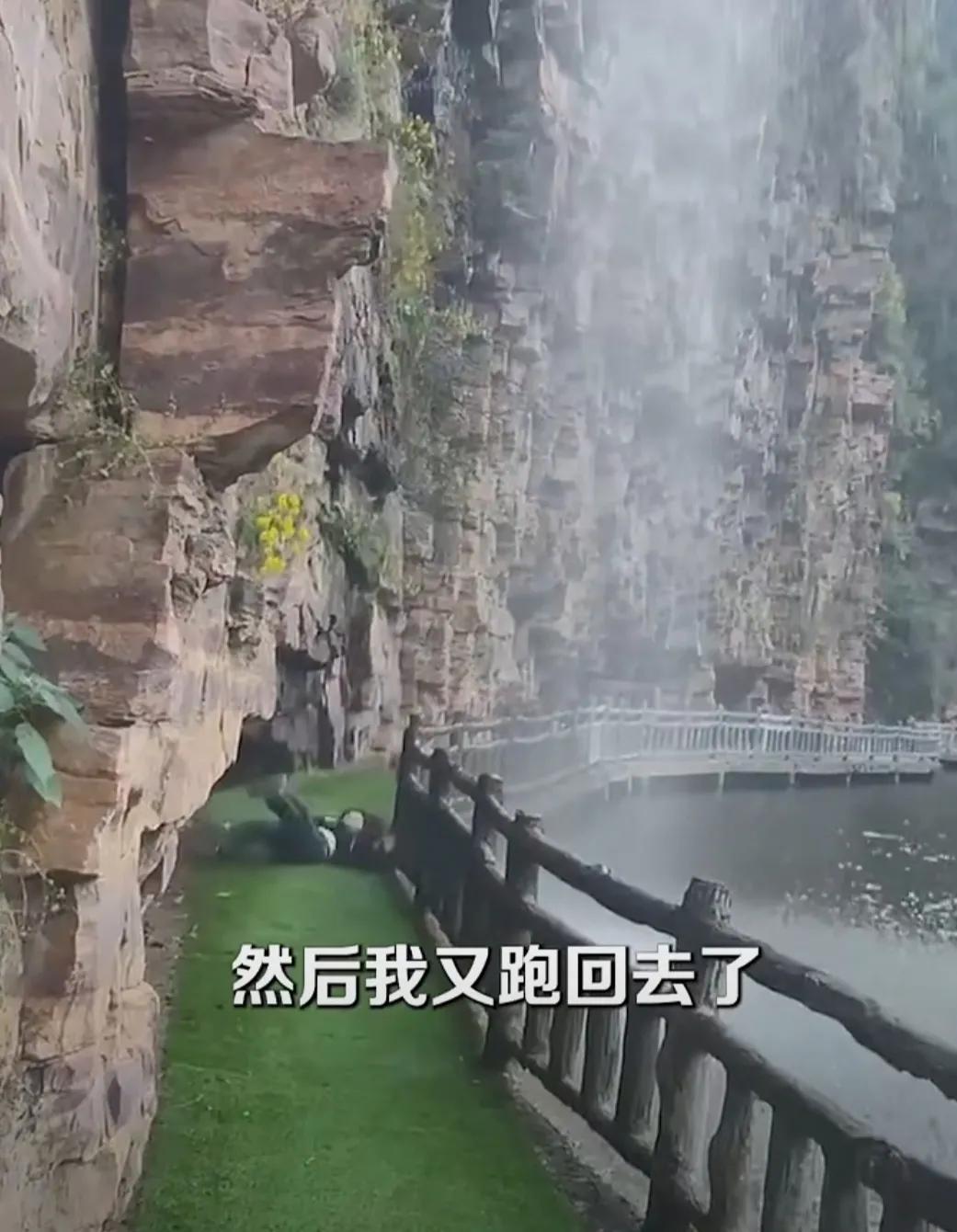 近日，在邯郸一景区，张同学经历了难忘的一幕！脑瓜被景区一块石头磕出了口子！缝了五