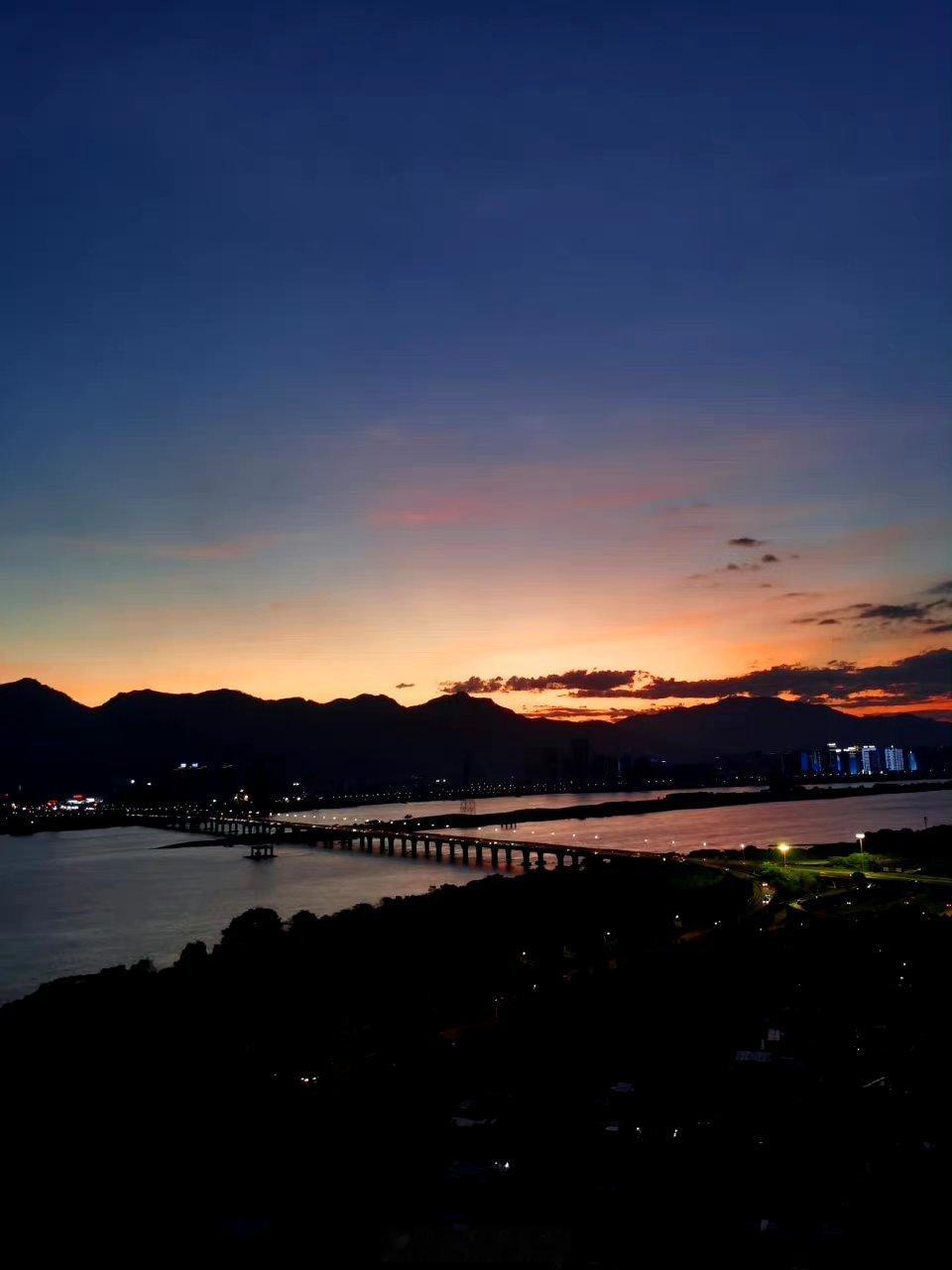 不管你承不承认，人确实经历了一些事之后，就悄悄的换了一种性格，慢慢的，我们都不是