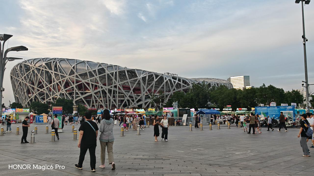 昨日在鸟巢现场，让我真正看到了，一场演唱会，实打实撬动全域消费，是看得见的经济活