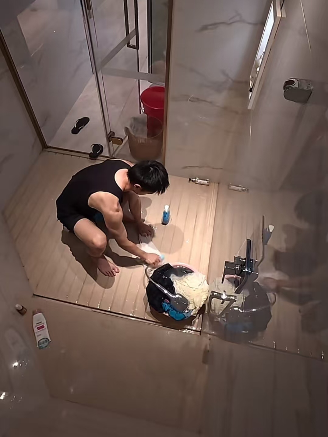 你们佛山的酒店没有洗衣服务吗孩子在剧组就这么天天蹲地上搓袜子要不你换个大点的桶吧