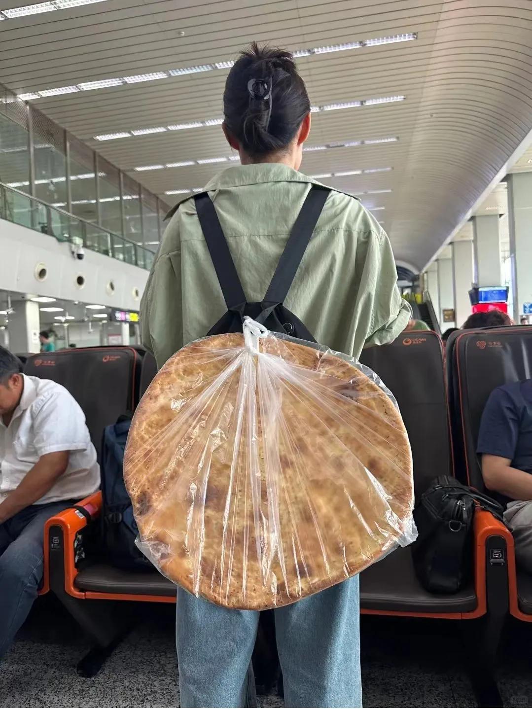哥们是刚从新疆回来吗？带的特产？这东西满大街不是吗？
