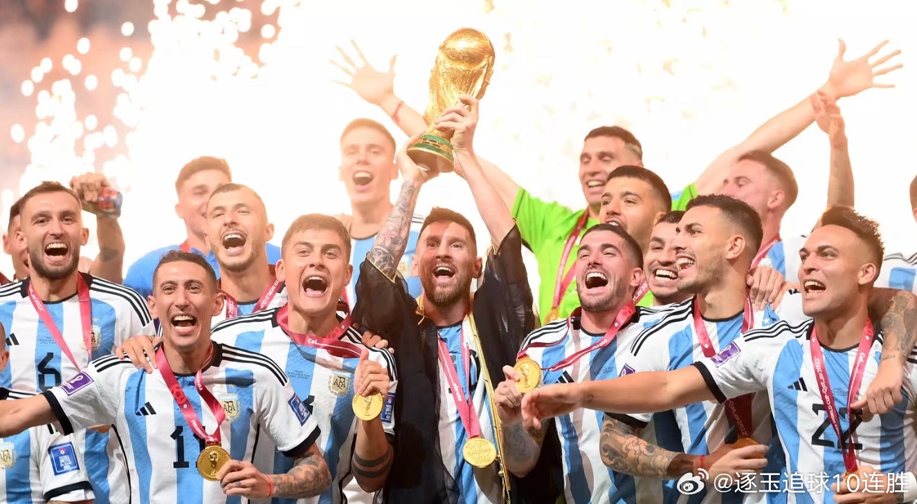 2026美加墨世界杯开赛在即，梅西与C罗的谢幕演出备受瞩目。39岁的梅西将于北京