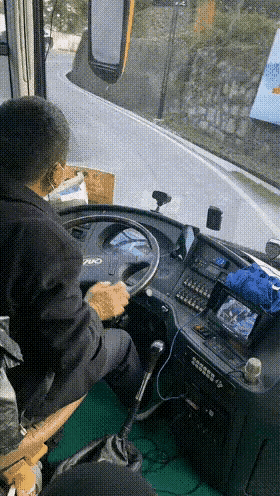 难怪大车司机都要 A 本才能驾驶 ​​​