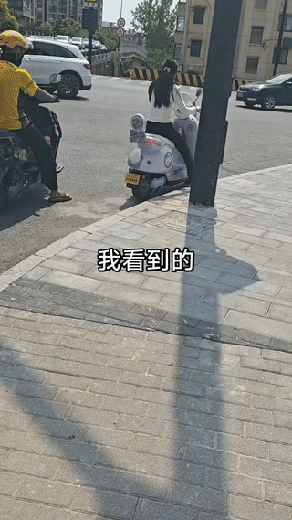 我很好奇，这个女孩的电动车后面安装的这个电动尾巴究竟是起什么作用？
难道是为了卖