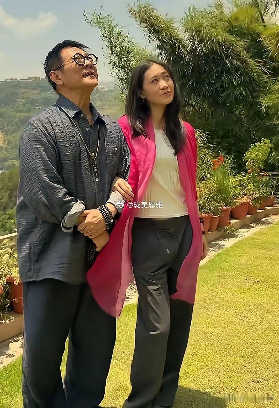 李连杰陪着小女儿在尼泊尔生活，就像个普通老爸一样陪着闺女 