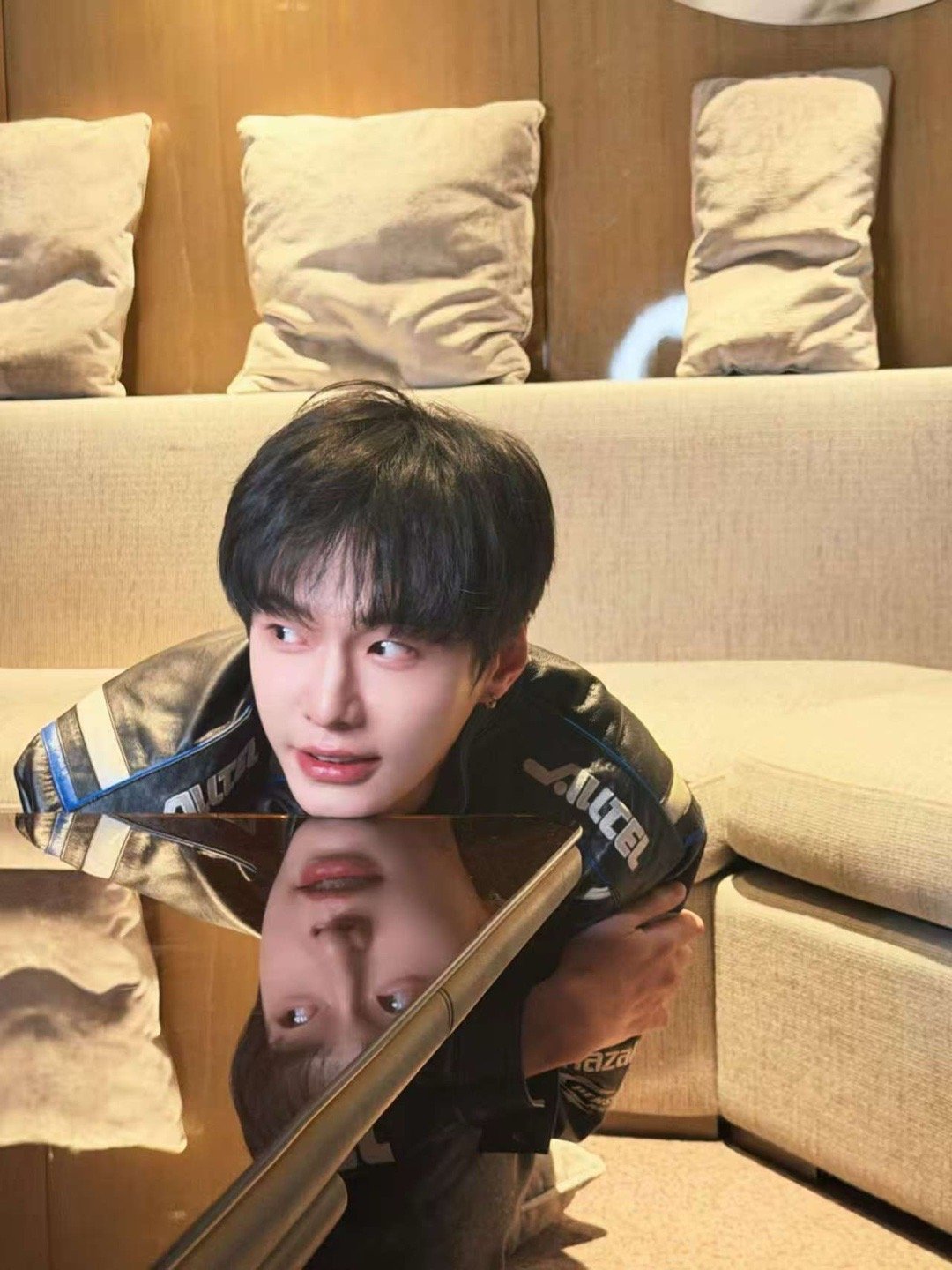 何与 少年感人夫感令人安心的苏感 何与用一场戏演活了“苏感的层次”。插兜走来的几