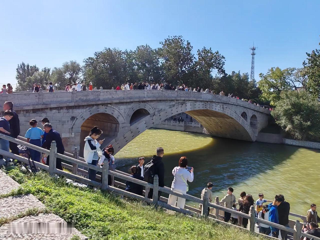汪国真曾说，熟悉的地方没风景。因为我们太了解它们了，说实话，一个石头桥有什么看头