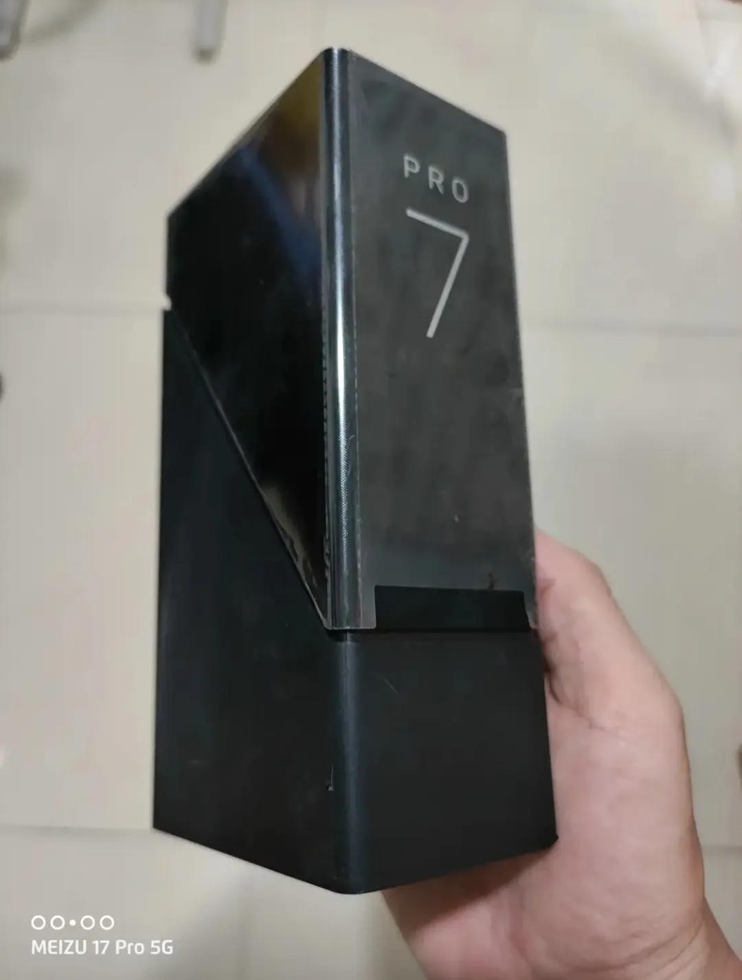 这是我见过最好看的手机盒，可惜手机配不上它。价格贵，联发科翻车，黄总的自信最终成