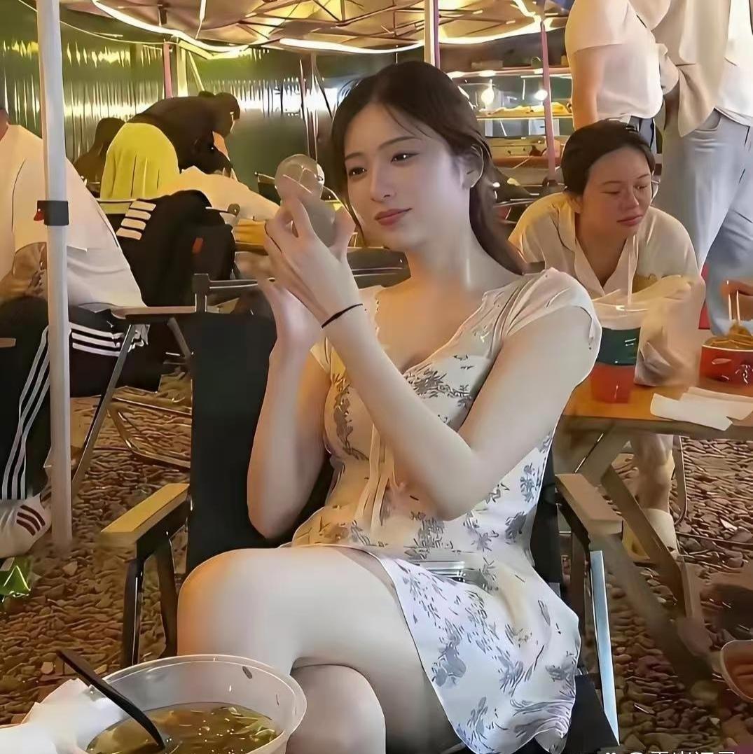 金钱和爱人，到底哪个更重要？
 
很多人都在纠结这个问题！
 
夜市灯火热闹，人