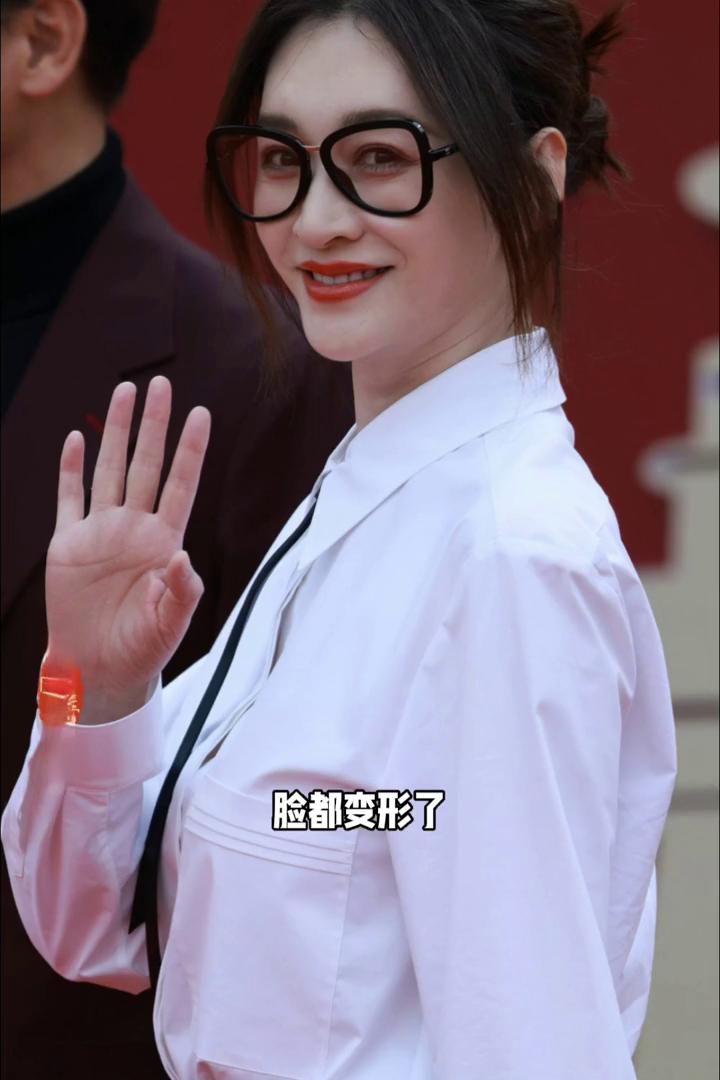 白衬衣经典又百搭吗？
李小冉这个黑框眼镜的下框正好压在苹果肌最高的位置，在做笑的