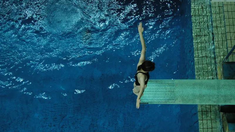 你以为冠军是靠天赋？
错了，她是每天和地心引力“谈判”300次的女人。
国际泳联