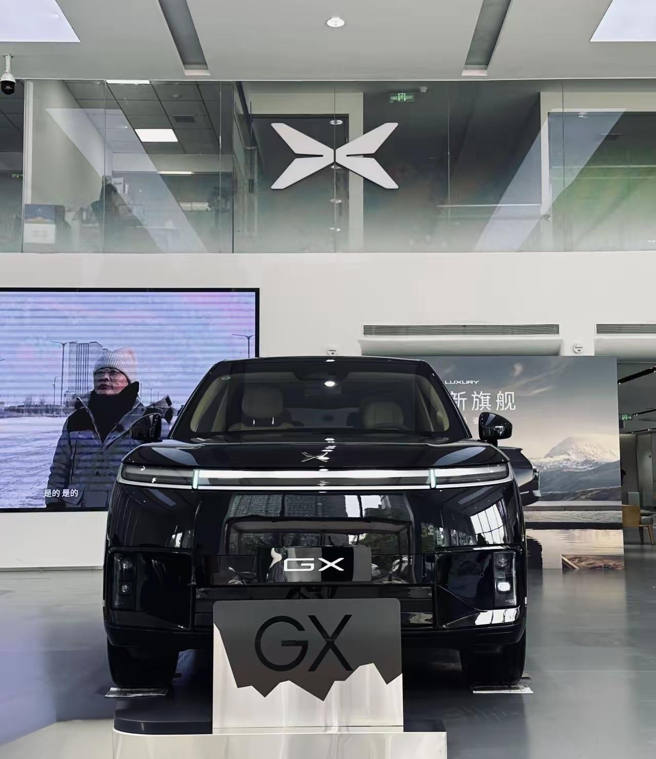 小鹏GX公布以来我对这款车子就比较感兴趣，主要还是它的尺寸，确实大气！
它被大家