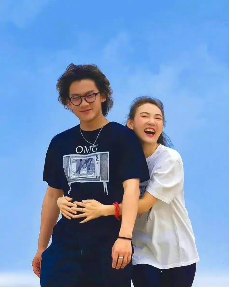 苏翊鸣和妈妈好像啊，母子连心，儿子这么优秀，当妈的骄傲极了，苦尽甘来，该享受一下