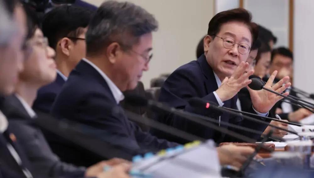韩国政坛上演了一出"机场换帅"：李在明的这步棋，藏何深意？

人还在机场候机，提