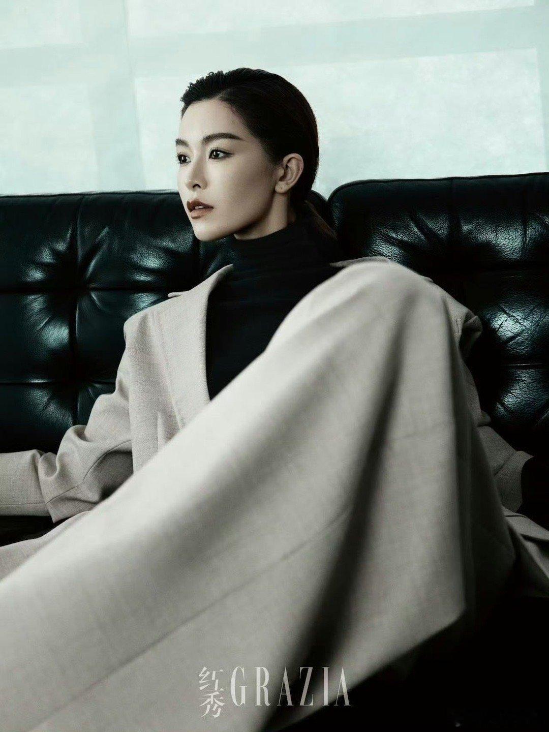 #文咏珊红秀封面#她的优雅与力量，如同一位女皇，散发着无与伦比的气场，让人敬畏三
