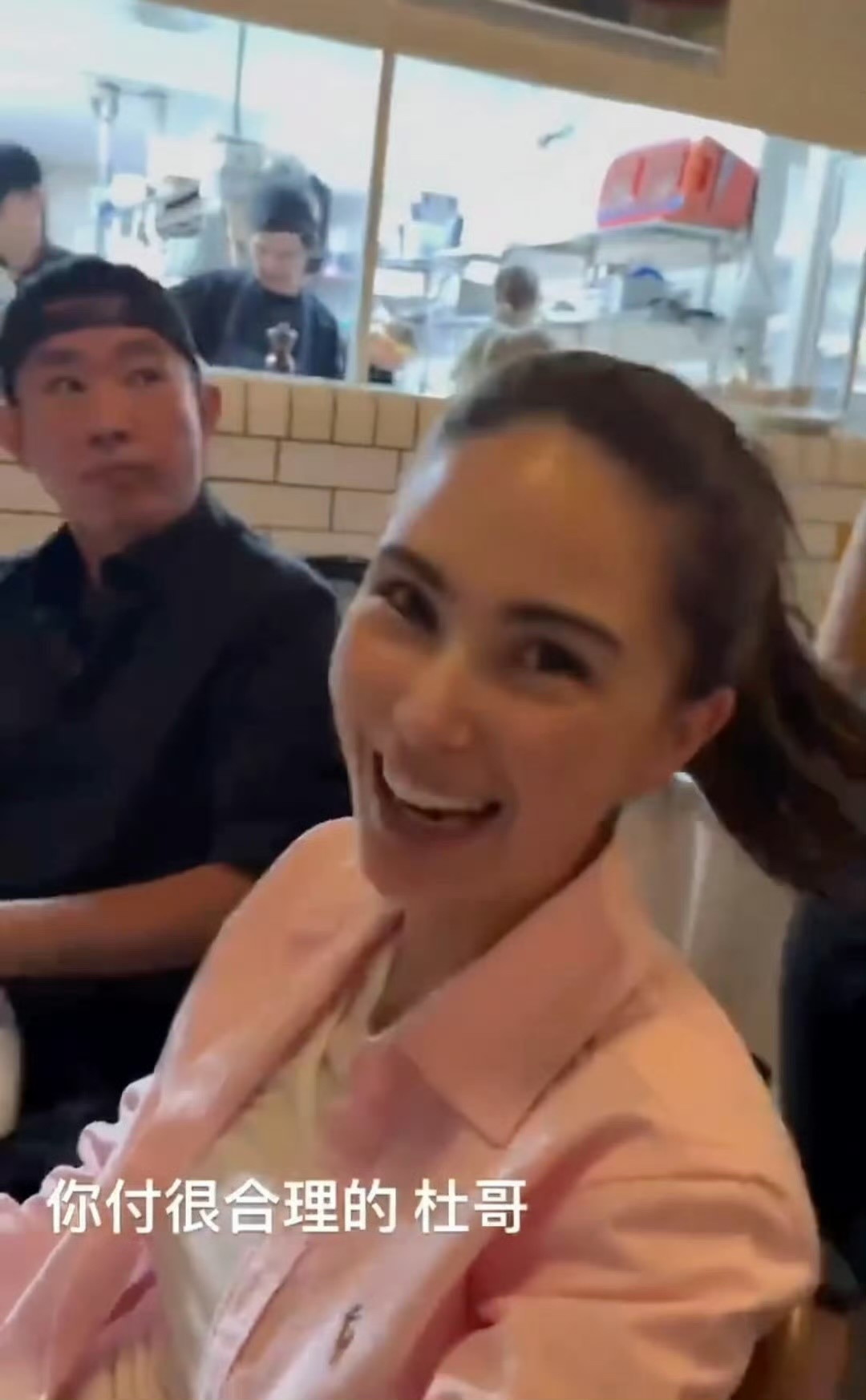 周杰伦ins发昆凌周杰伦刚晒了和昆凌打闹的视频，昆凌笑得超甜。粉丝们都在说：刚嗑