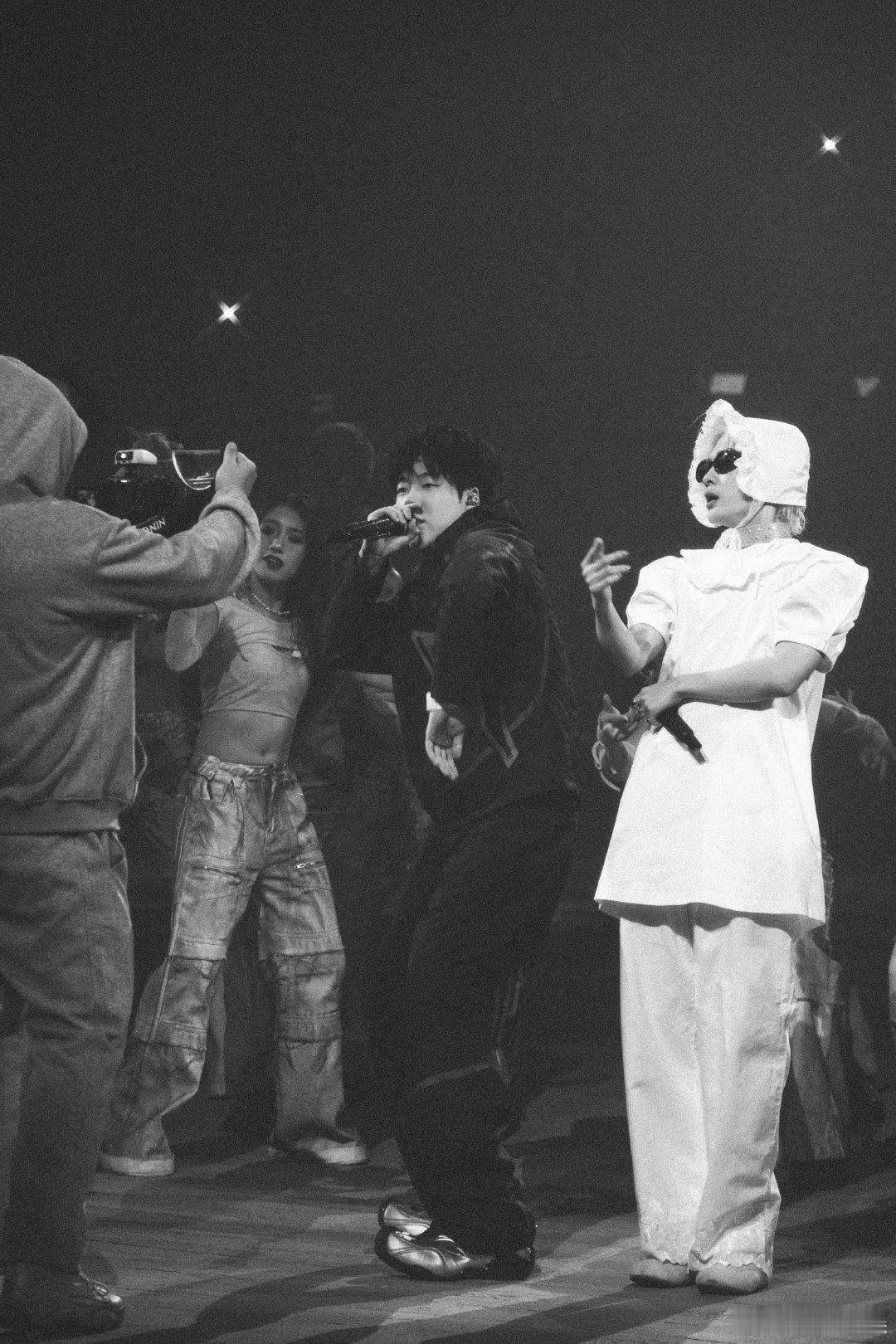 capper演唱会舞台像早高峰 谁还没被capper演唱会震撼到✨，现场热闹得像