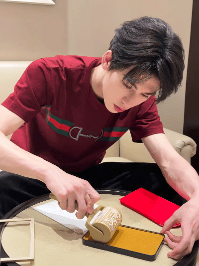 张凌赫也太宠粉丝了吧！大年初五手搓红包皮，这个凌赫好会，男友报备视频既视感！谁会