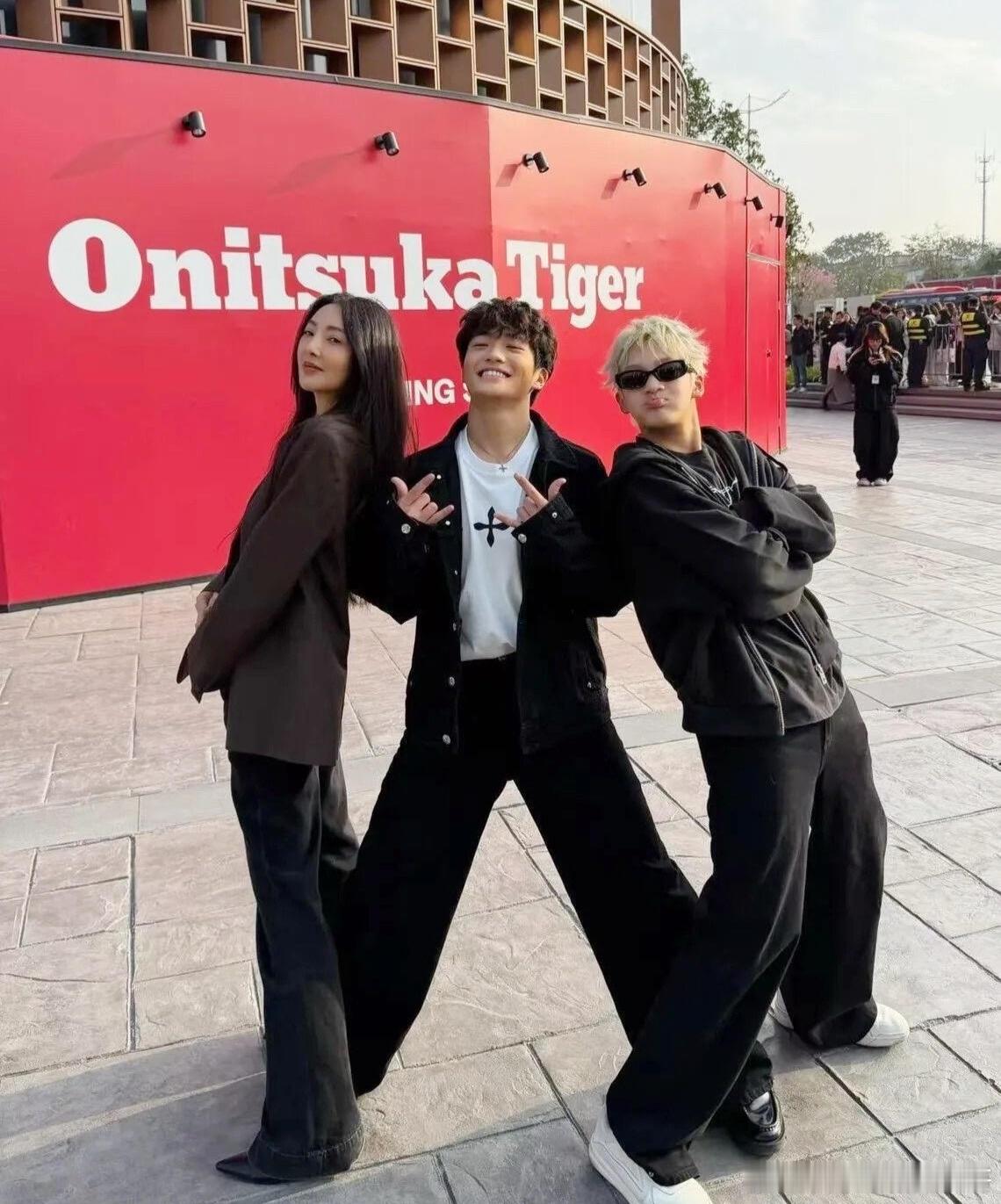 吴速玲给儿子当助理吴速玲给儿子Joe当助理吴速玲给儿子当助理，好像姐弟 