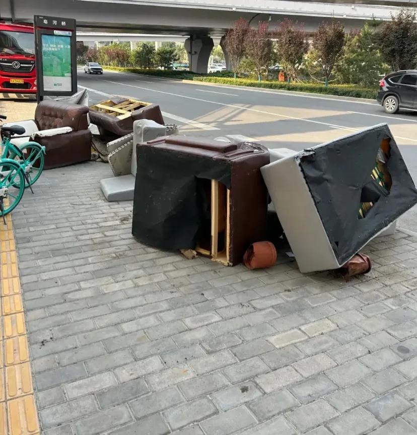 社会进步了，素质却落后了
现在好多物业不让家具扔到小区垃圾站，装修材料也需要自己