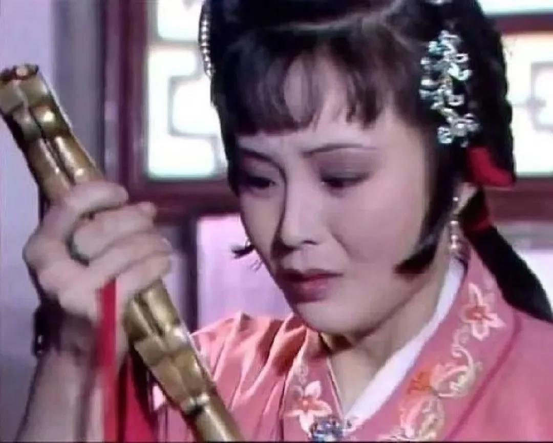 封建女性悲哀，卑微求生，自刎唯一出路！

《红楼梦》中，尤三姐性格泼辣刚强，虽寄