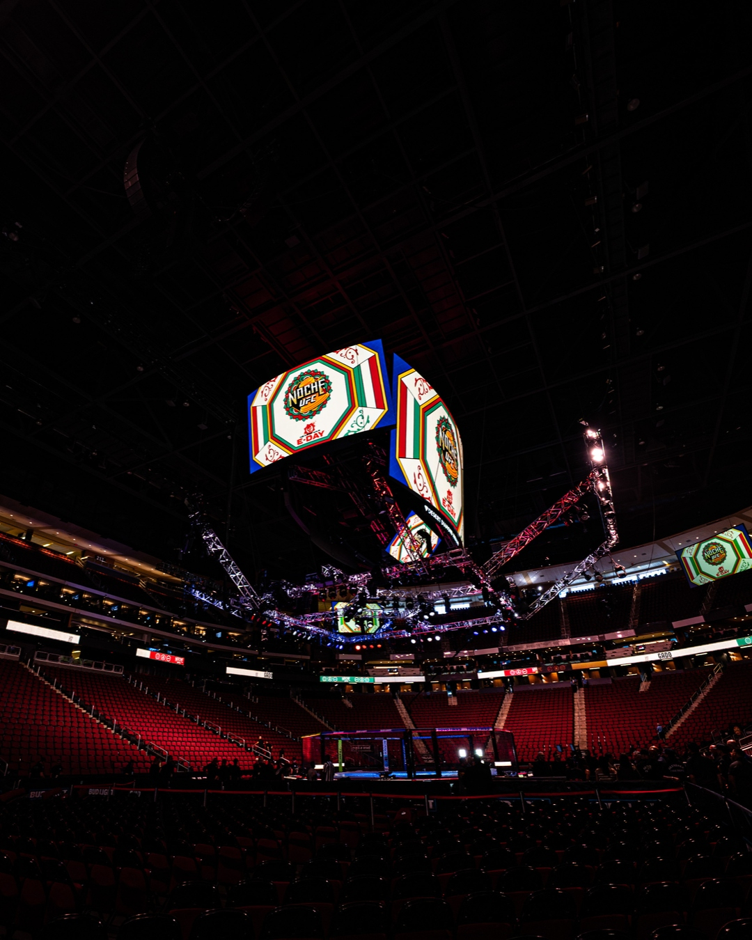 这次NOCHE UFC的屏幕信息牌和举牌女郎的牌都是特别版。 ​​​​UFC[超