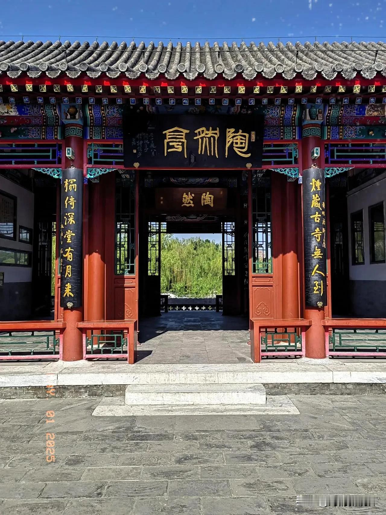 海韵喜欢去陶然亭慈悲庵走走看看，在红色教育基地里参观“先驱者的奋斗﹣﹣慈悲庵党的