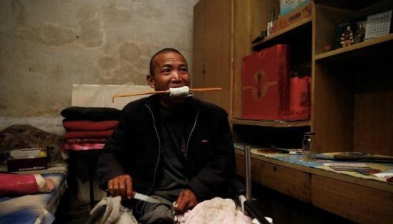 2012年，一河北男子为省百万住院费，亲手锯掉右腿，历时20分钟，期间为忍70级