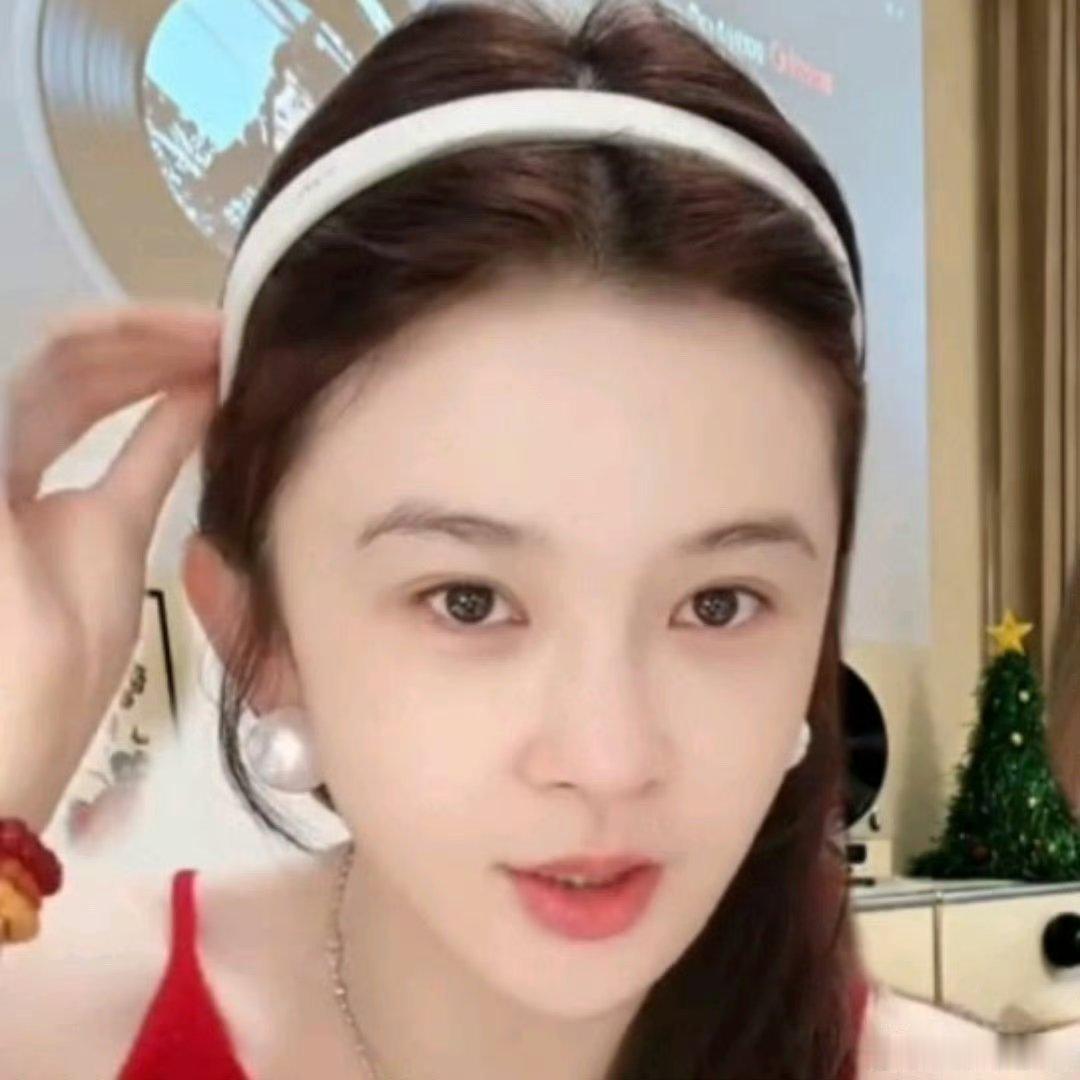 曝赵樱子有孩子了 直播里抱着小朋友互动好亲昵，一句“妈妈美不美”瞬间引爆热议，这