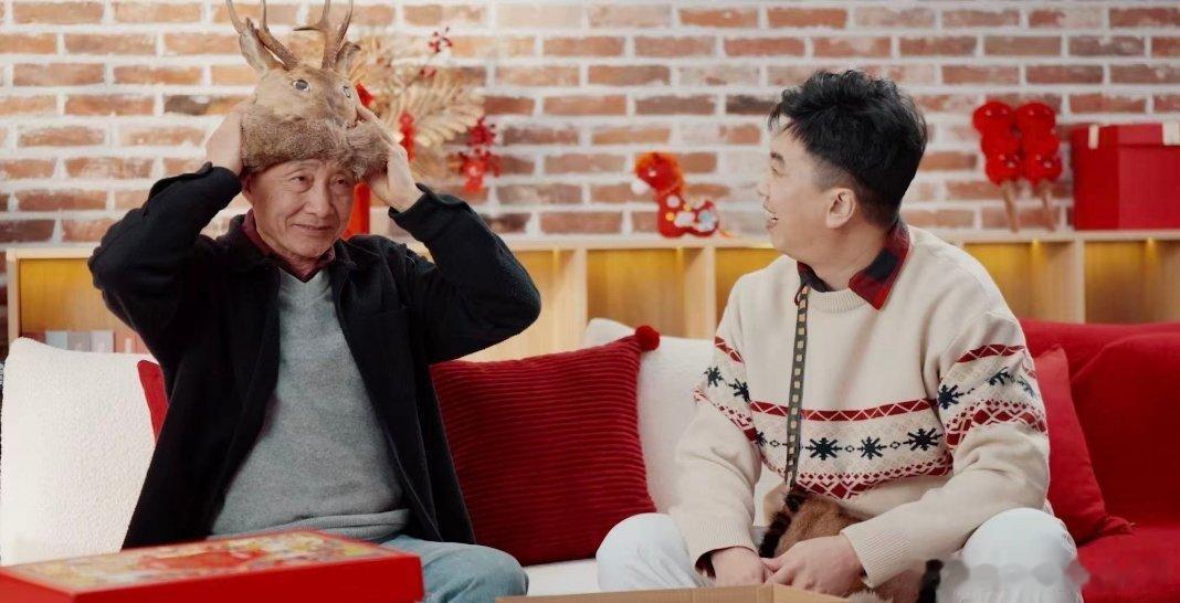 戴建业在非遗年俗节目《戴你过大年》中提出，年味变淡的核心原因是角色转换，我们从享