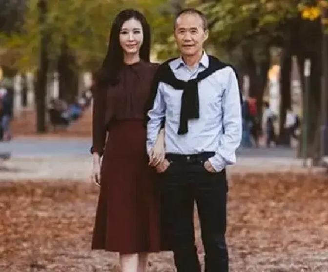 王石73岁再当爸，田朴珺41岁拼二胎
 
两人相差30岁，孩子落地那天，王石在朋