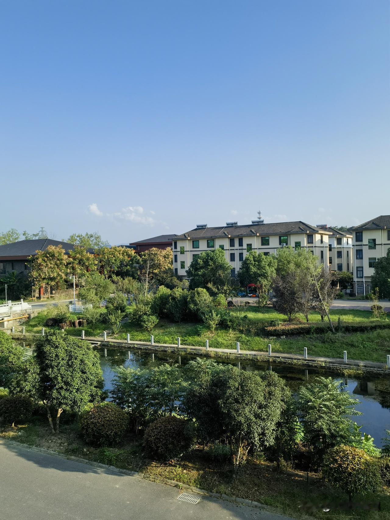 不爱听也要说实话！
今日头条无法坚持每日发。
客观上来说，
每日发今日头条也不现