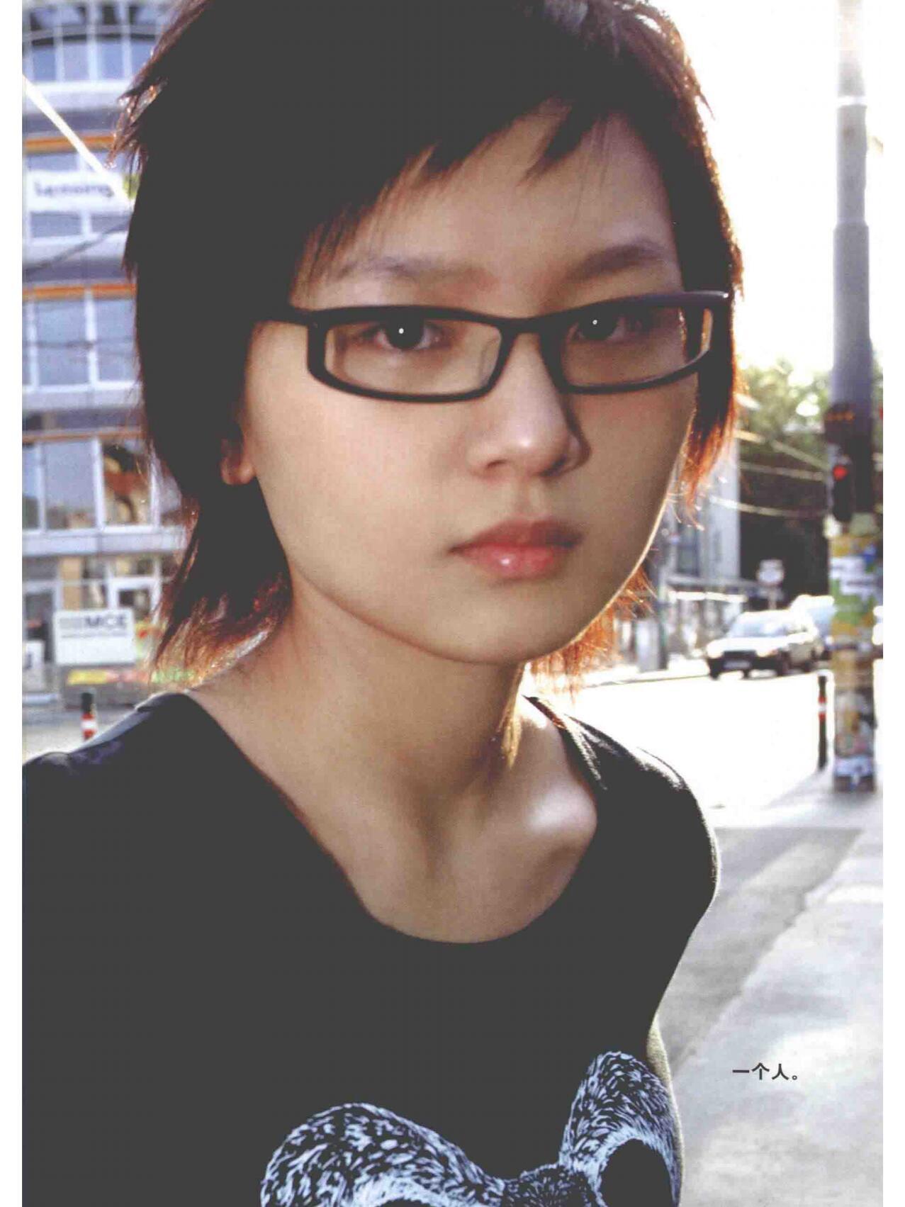 周笔畅竟然出过浪漫爱情故事的写真，故事里面的男主角是谁啊？ 