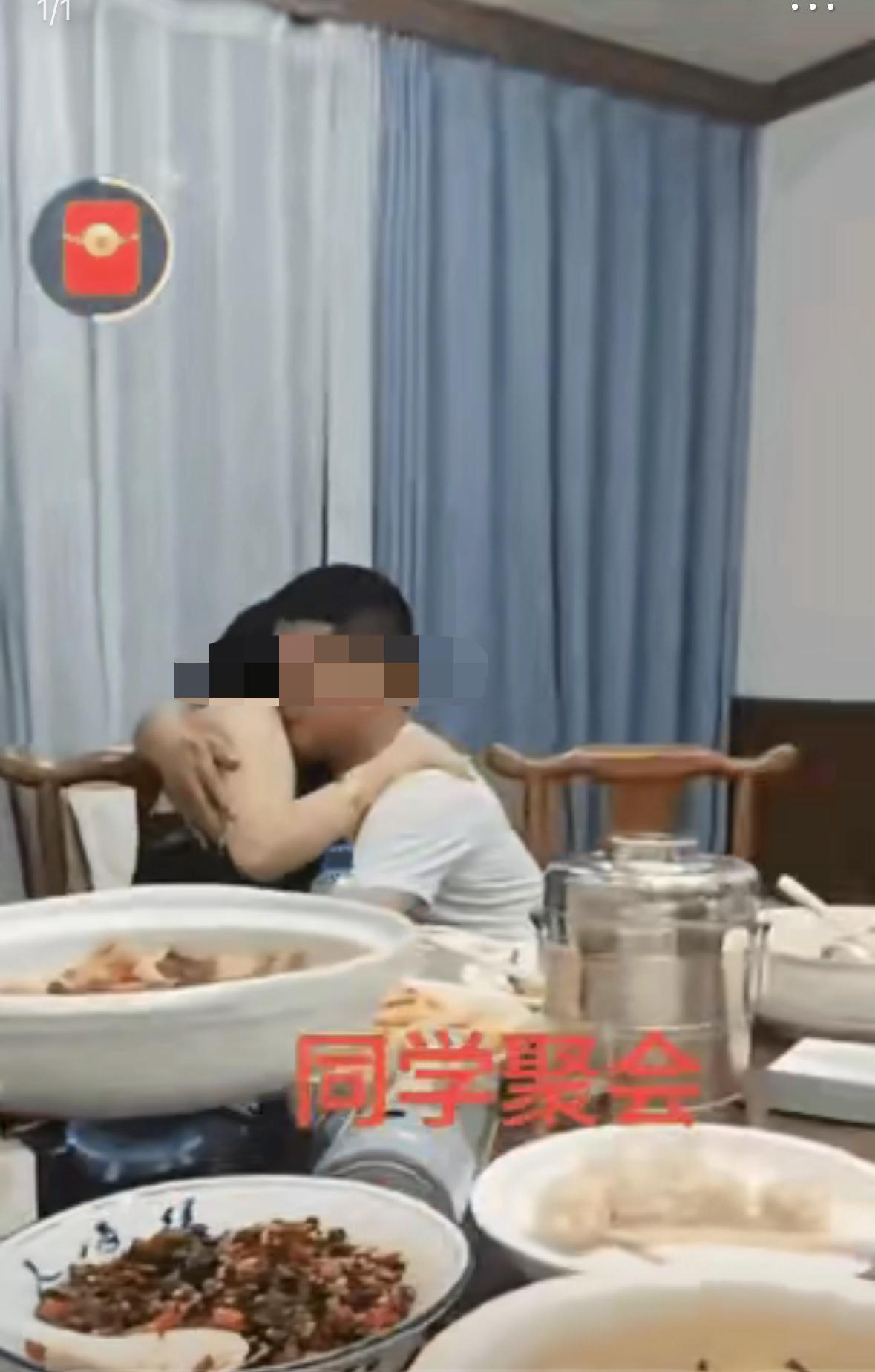 最近爆火的同学聚会视频
影响最大的不是视频中的男主角
也不是女主角
更不是他们的