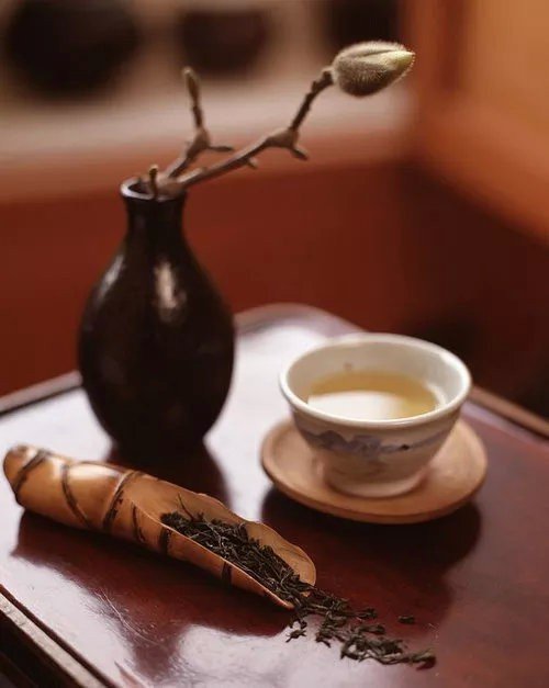 中国目前不缺人，人最多；也不缺钱，世界上所有角落的奢侈品，几乎都靠中国人来支撑。
