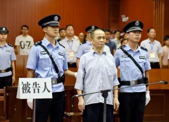 2017年，一退休法官在家休息时，一个老头突然冲进来对其狂砍13刀，退休法官毫无