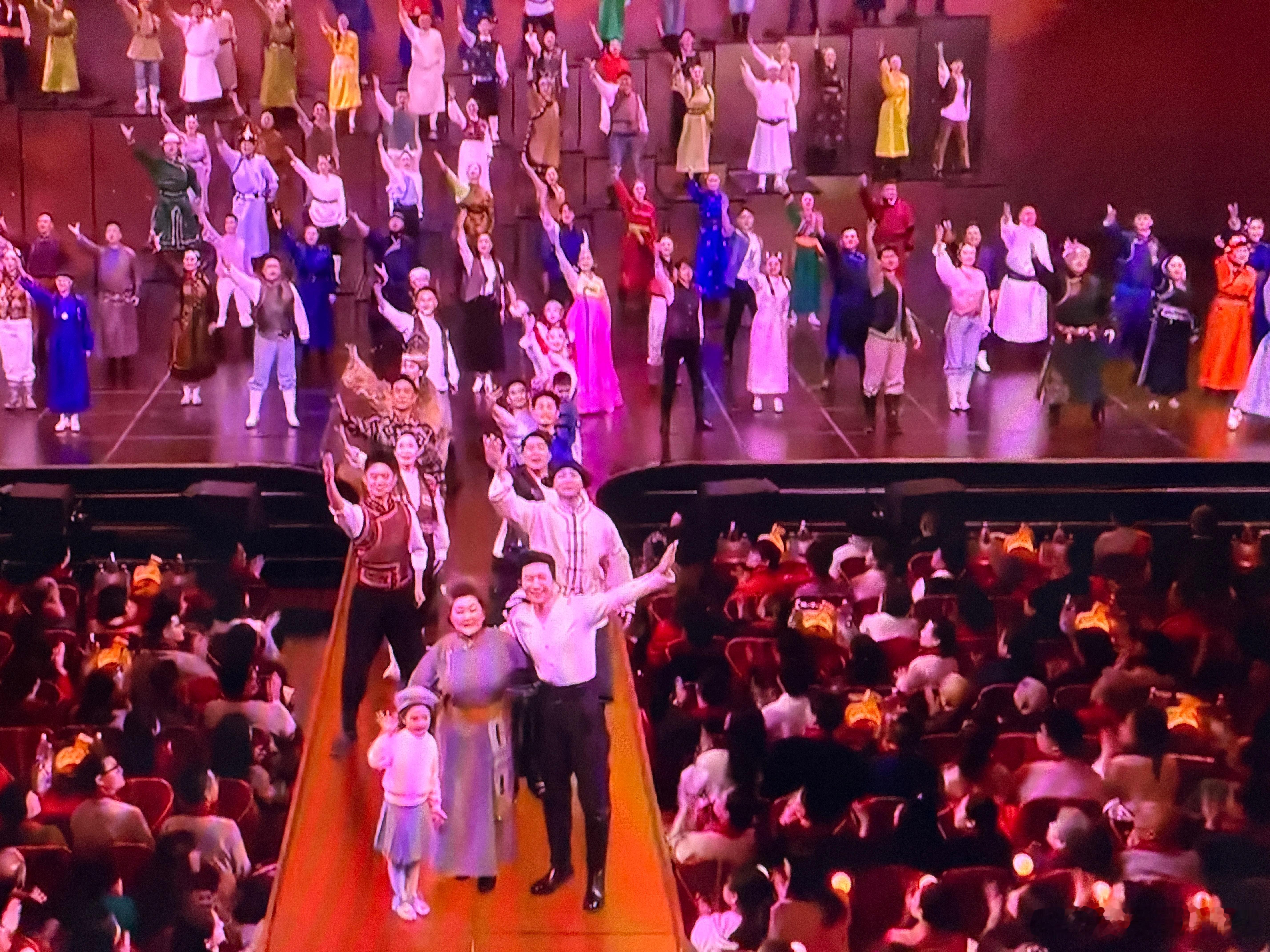 原来这是乌日娜老师，当年的吉祥三宝的妈妈真是恍如昨日 