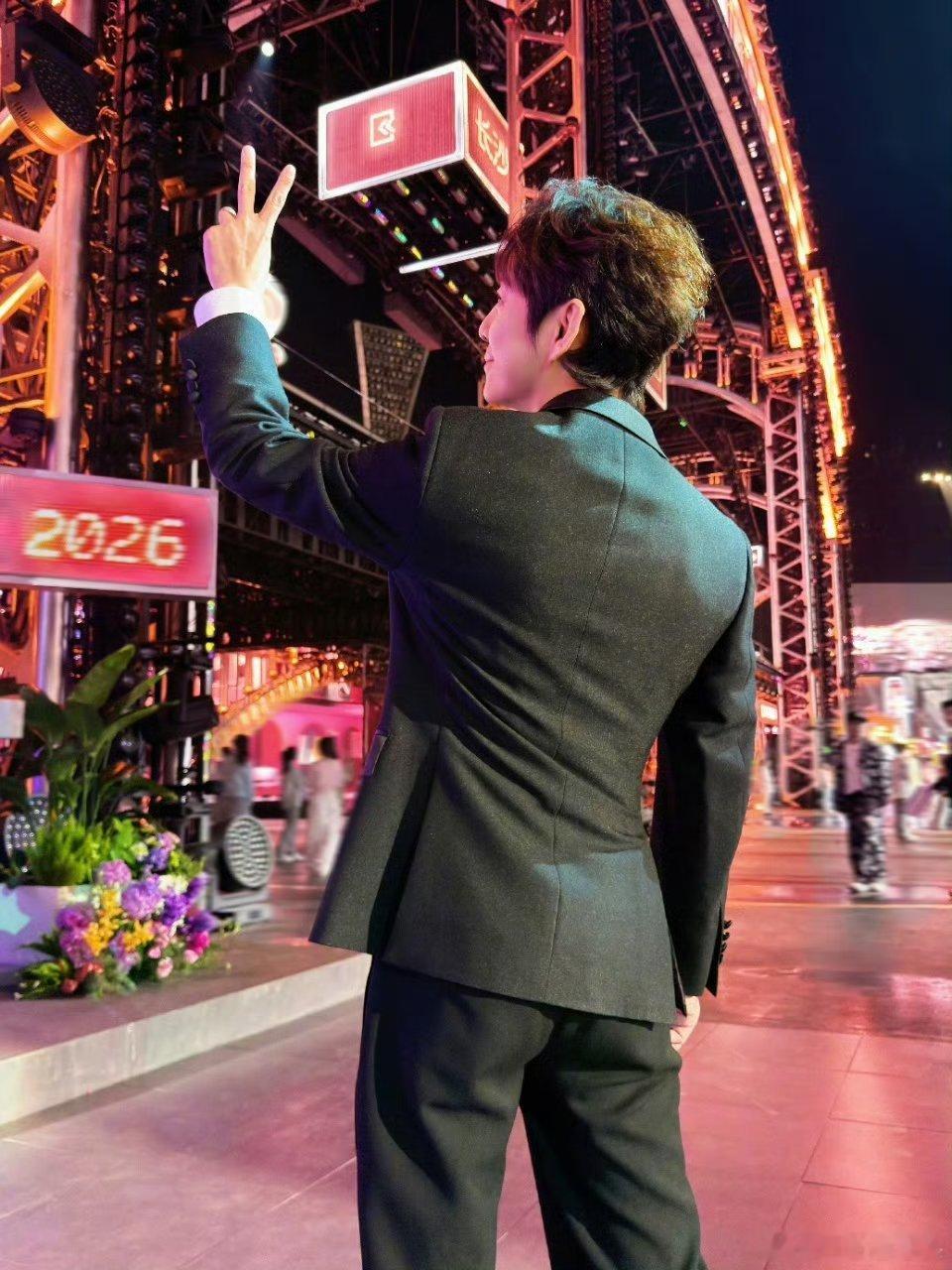 可是妈妈何炅不是别的黄毛大侦探何老师黄毛造型也太敢了吧！大侦探11季直接刷新认知