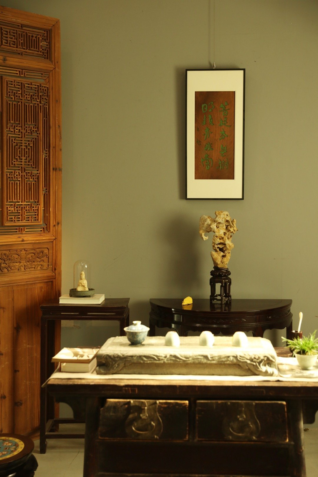 雅室清居 | 挂屏题识：“菩提本无树，明镜亦非台。。”老楠木原皮壳料手工刻画，大